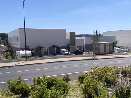 cuers : murs commerciaux avec terrasse et parking
