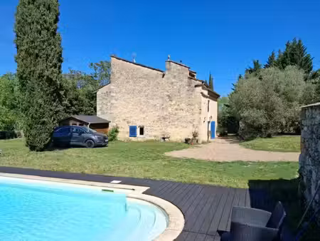 maison en pierres avec piscine