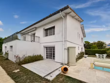 maison t6 de 160m2 avec garage  piscine et jardin