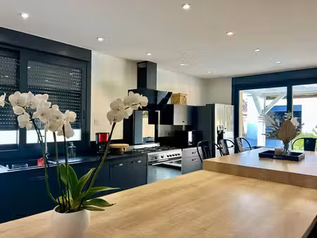 maison familiale de 155 m² avec piscine  jardin et double garage