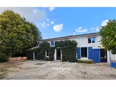 maison charentaise avec vie de plain-pied possible  3 chambres  dépendances et jardin clos