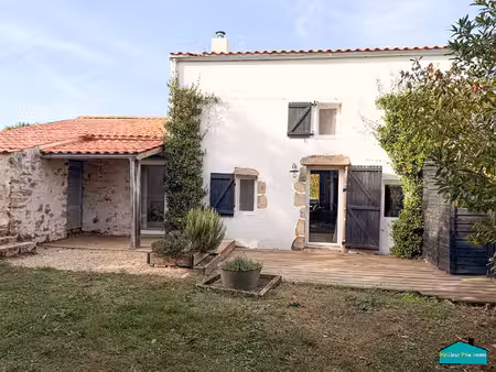 maison en pierre  du charme et des beaux espaces extérieurs.