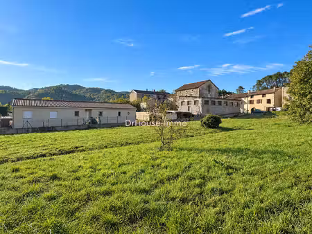 exclusivité  au cœur du village de lalevade d'ardeche  terrain constructible de 913 m²