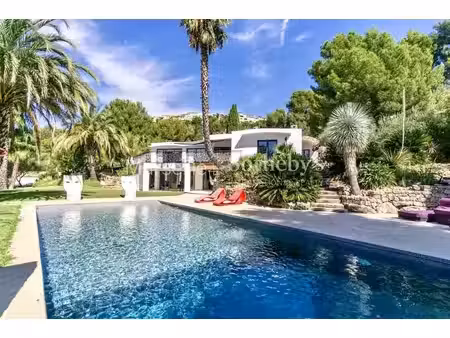 location maison piscine au castellet (83330) : à louer piscine / 350m² le castellet
