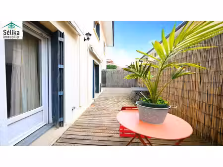 t2 rénové ! terrasse de 16 m² ! plage à 477 m !