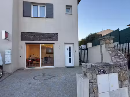 local commercial avec une place de stationnement ou terrasse