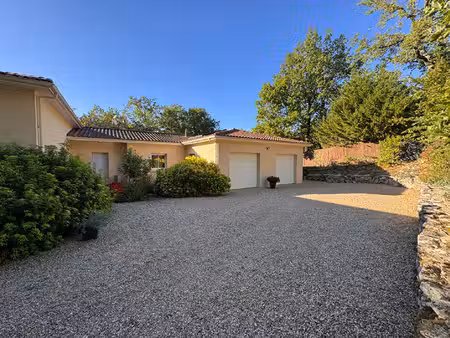 a vendre 15 km de périgueux maison de plain pied de 169m² avec 4 chambres  piscine et terr