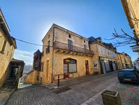 immeuble composé d'un local et d'un appartement à rénover