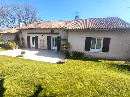 belle maison de plain-pied d'environ 120 m2 avec garage attenant