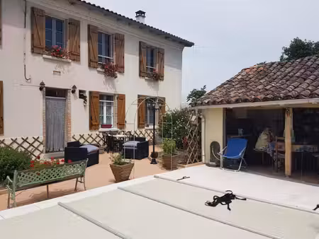 maison de village avec jardin et piscine