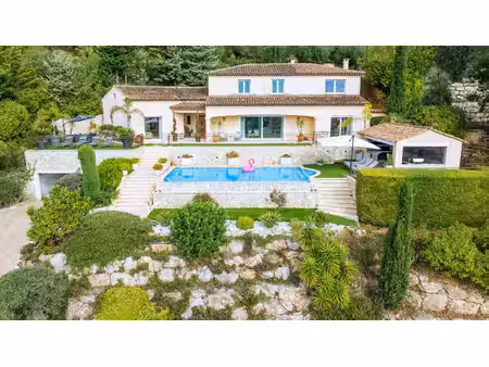 villa provençale avec vue mer - piscine à débordement et prestations d’exception