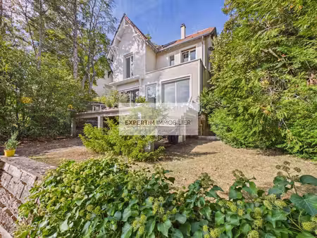 rive droite  maison en parfait etat avec terrasse et jardin de 770m²