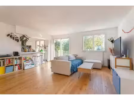 appartement rénové dans résidence avec parc arboré et piscine.