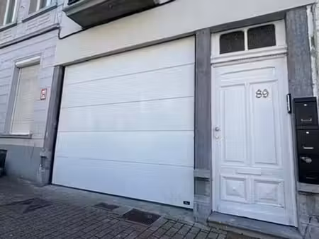 dépôt de 95 m² avec porte sectionnelle à schaerbeek