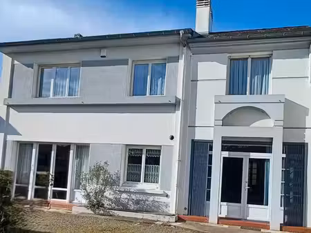 maison familiale mitoyenne avec jardin  garages et parking