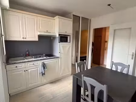 à louer à l’année – studio meublé de 20 m² avec coin nuit séparé