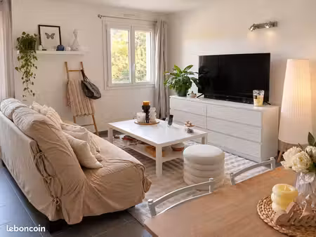 très beau studio avec cave et place de parking