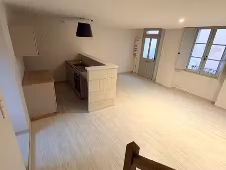 à louer – appartement t3 rénové – centre-ville de loudun