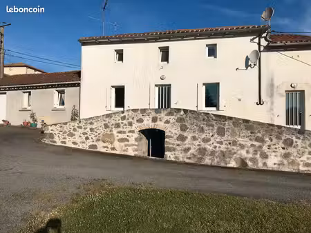 location d'une maison de bourg : au rdc  cuisine ouverte sur séjour + arrière-cuisine + wc