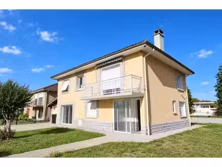 location appartement 4 pièces 78.16 m² à serres-castet (64121)  960 €
