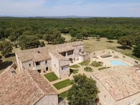 vente demeure d'exception à goudargues (30630) : à vendre / 900m² goudargues