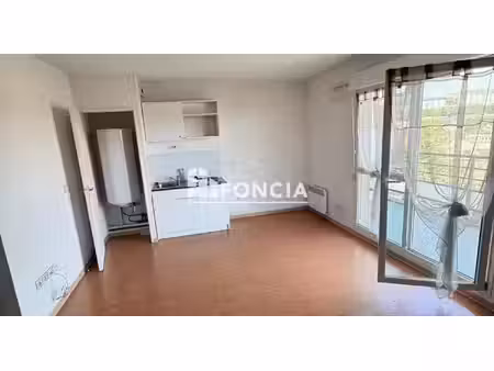 – studio avec balcon de 7 m²