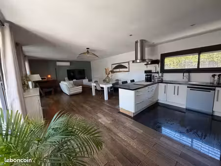 belle maison de plain pied de 122 m2 avec piscine et garage