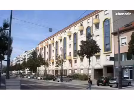 studio meublé 21 55 m² + parking  fac lyon 2 et tram  loué  5e étage  rentabilité 6 1 %