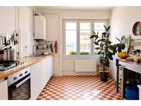 appartement traversant / au pied métro d