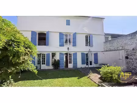 agen  maison de caractère au coeur du village de layrac  320 m² habitables