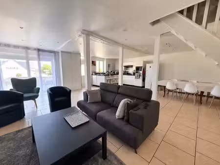 maison de famille offrant de beaux volumes située au coeur du village