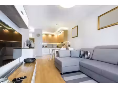*superbe 2 pièces avec balcon et parking idéalement situé et très bien desservi en transpo