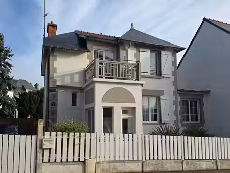 dinard  marché :élégante maison rénovée – 4 chambres en suite  garage et 2 stationnements.