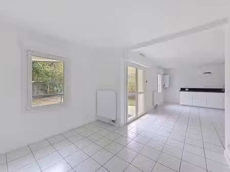 lorient centre-ville : spacieux t2 avec jardin