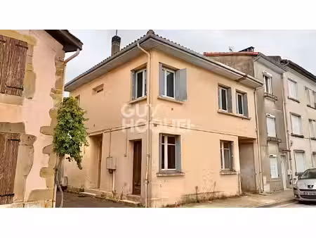 maison en centre-ville  à rénover  3 chambres et une cour intérieure