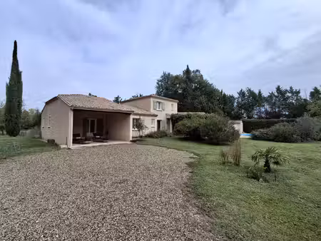 villa spacieuse et lumineuse 4 chambres + bureau avec piscine