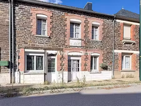 bien idéalement situé  proche commerces et transports  cadre pratique