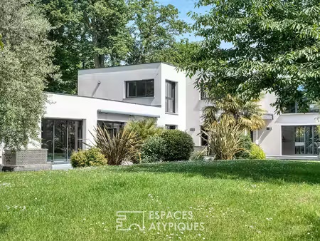 la maison d'architecte avec piscine intérieure et jardin paysager sans vis-à-vis.