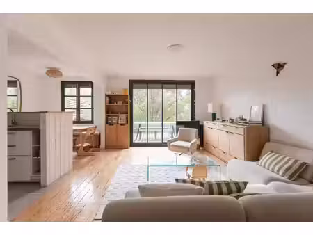 maison familiale au coeur de la verdure face au lycée international