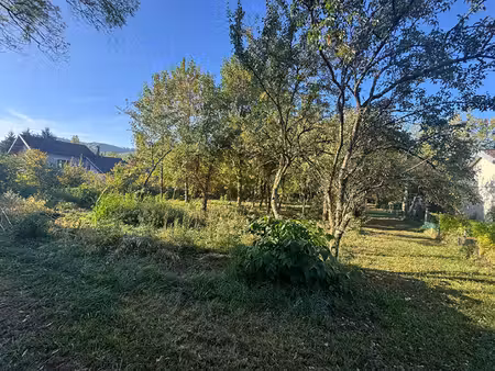 terrain constructible de 2 451 m2 à perrigny
