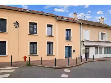 maison individuelle  2 chambres  courette  67 m2