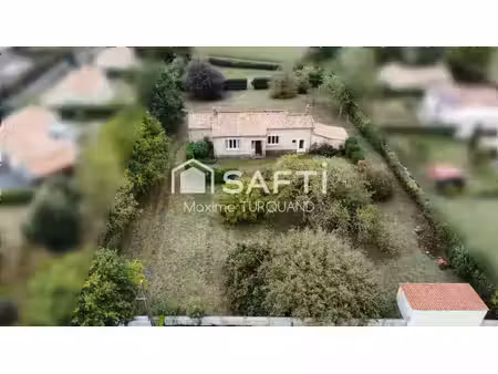 maison plain-pied 80m²  2 chambres  3800m² de terrain.