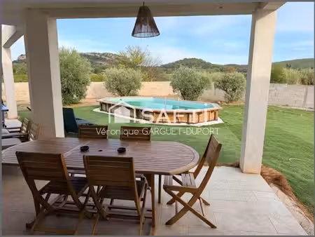 villa de plain-pied avec piscine et vue dégagée