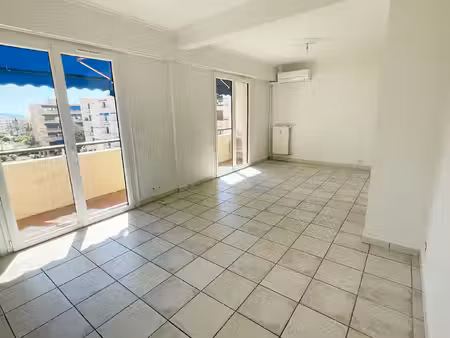 hyeres - t2 - 49 m² - terrasse - stationnement - cave