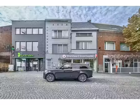 zeer ruim duplex-appartement aan dorpsplein te bornem