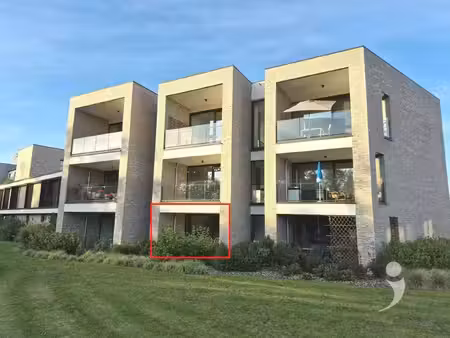 recent gelijkvloers appartement met staanplaats voor de wagen