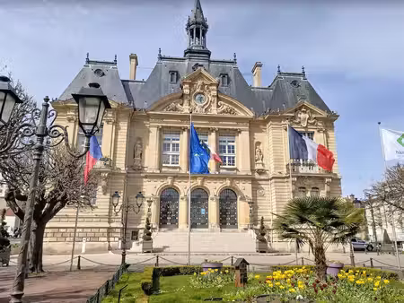location commerce suresnes 92150 136m²
