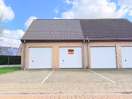 ruime garage met parkeerplaats en zolder – adinkerke.