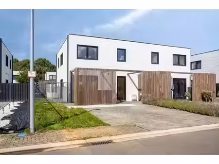 volledig instapklare moderne halfopen woning in rustige wijk