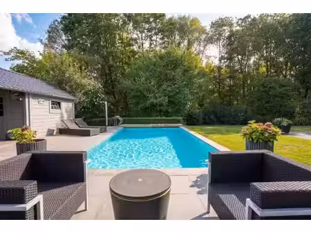 veel villa  véél tuin en een machtig zwembad met poolhouse